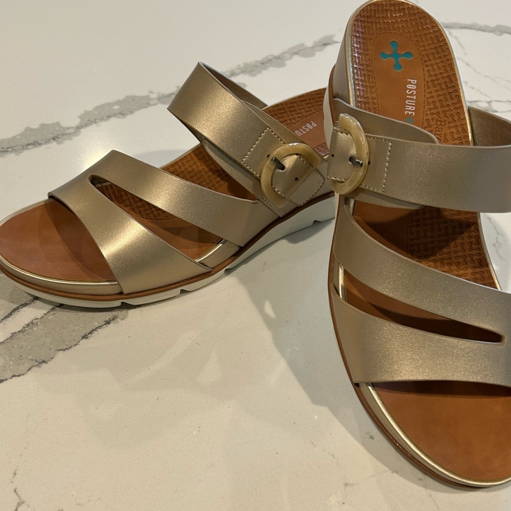 Baretraps Laralee soft gold women’s wedge sandals, size 9.5.